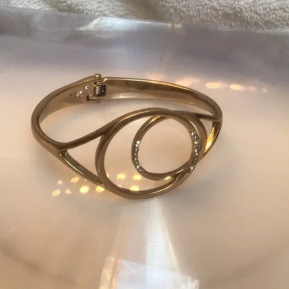 FEMININE BRUSHED GOLD TONE HINGED BRACELET / EX SM / S - Picture 1 of 2